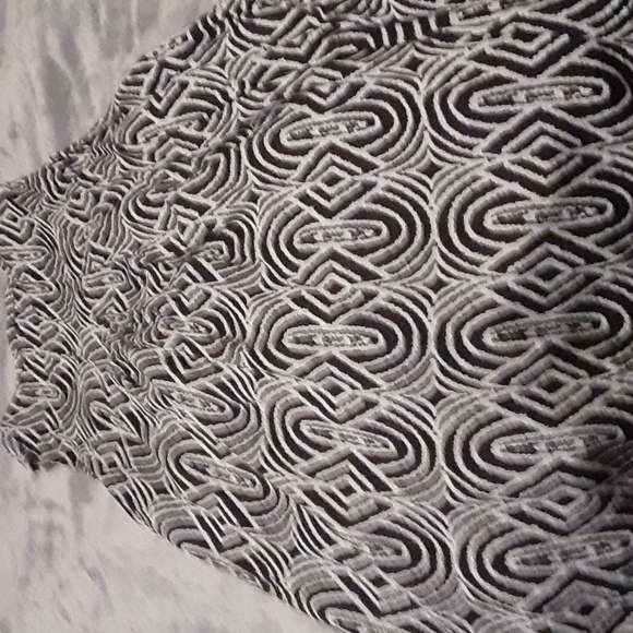 Faded Glory (Black and White) Tank Blouse, little loose, so it can Flare. - Picture 8 of 10